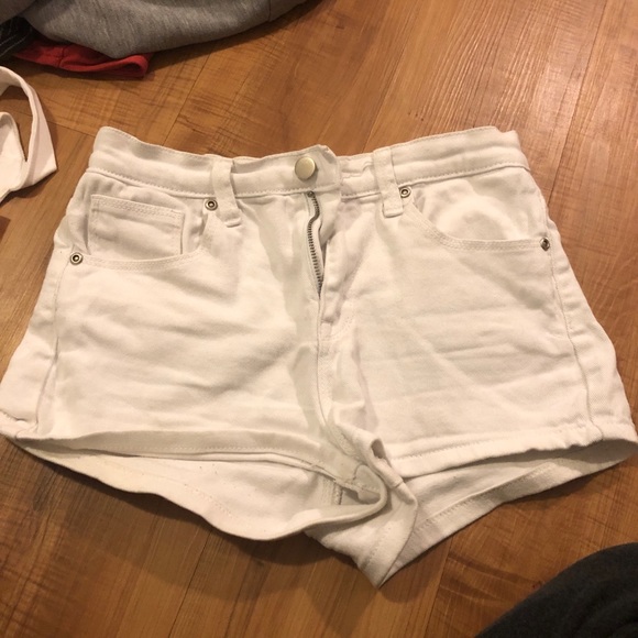 White shorts - Picture 1 of 3